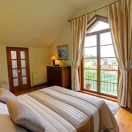 Sleeps 8 Pool Wifi Baiona