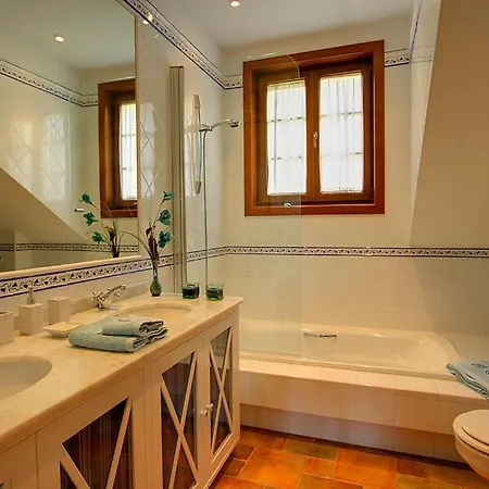 Sleeps 8 Pool Wifi Baiona